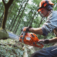 Husqvarna 555 18" Chainsaw image 4